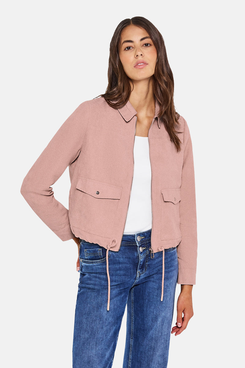 Kort roze jasje van Street One, met klepzakken, gedragen over een wit T-shirt en een spijkerbroek.