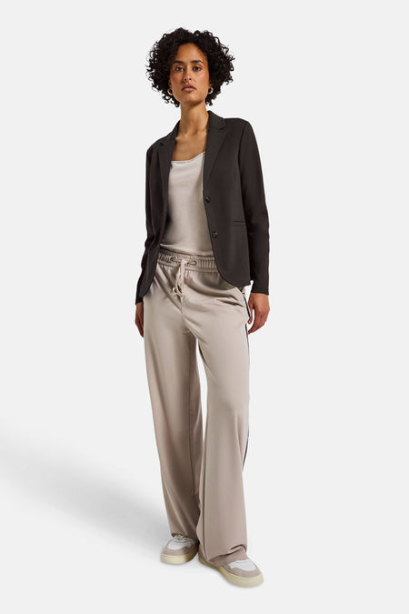 Bruine blazer van STREET ONE gedragen met een beige tanktop en een beige joggingbroek.