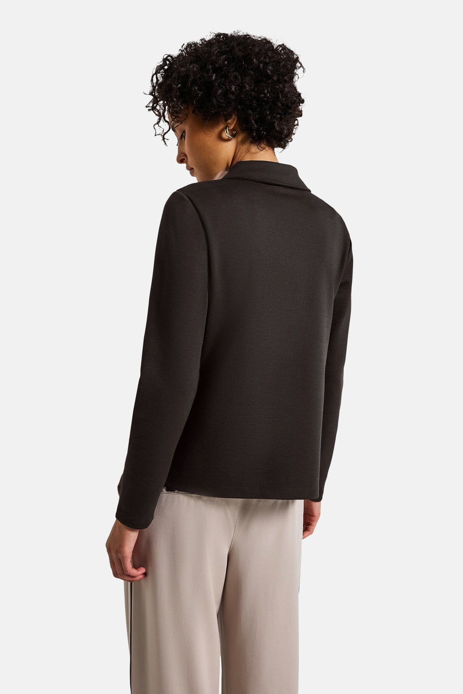 Bruine blazer van Street One, met reverskraag en lange mouwen, gedragen met een beige broek.