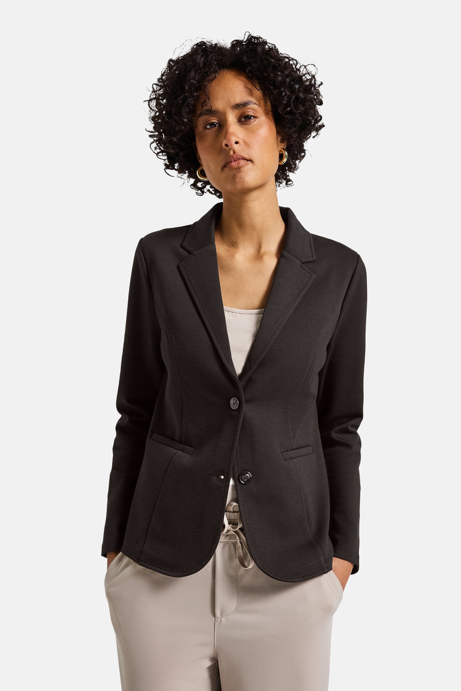 Zwarte blazer van Street One, gedragen over een beige tanktop en een high-waisted broek met trekkoord.