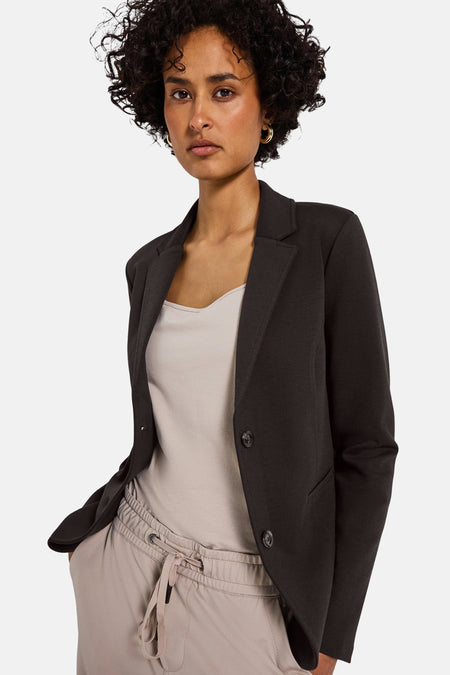 Bruine blazer van Street One, met zwarte knopen en gedragen over een beige tanktop.