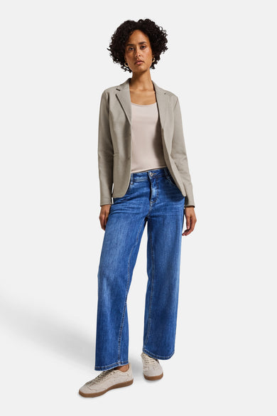 Beige blazer van Street One, gedragen met een effen top en een wijde blauwe jeans.