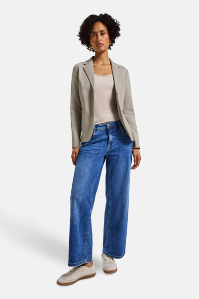 Beige blazer van Street One, gedragen met een effen top en een wijde blauwe jeans.
