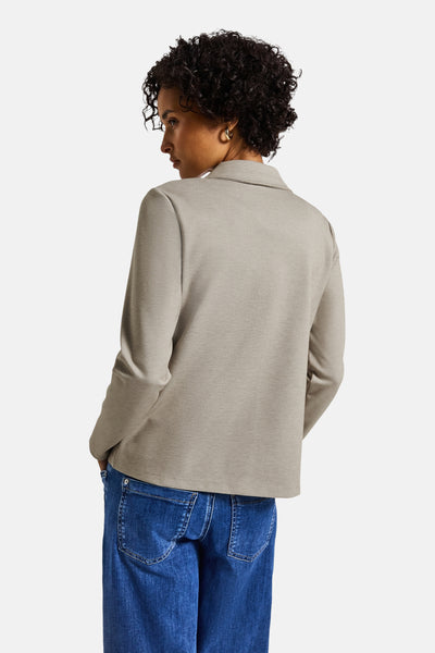 Beige blazer van STREET ONE, van achteren gezien, gedragen met een blauwe jeans.
