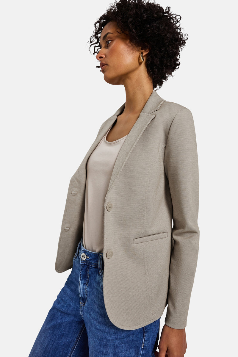 Beige blazer van Street One gedragen met een T-shirt en een blauwe jeans.