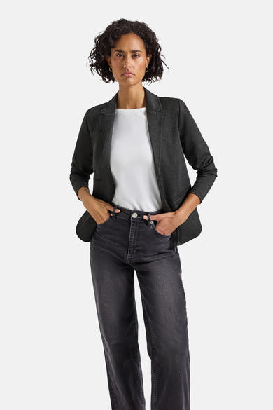 Zwarte blazer van STREET ONE, gedragen met een wit T-shirt en een zwart uitgewassen spijkerbroek.
