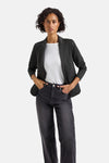 Zwarte blazer van STREET ONE, gedragen met een wit T-shirt en een zwart uitgewassen spijkerbroek.
