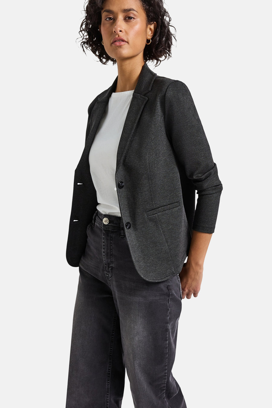 Zwarte blazer van Street One gedragen met een wit T-shirt en een zwarte jeans.