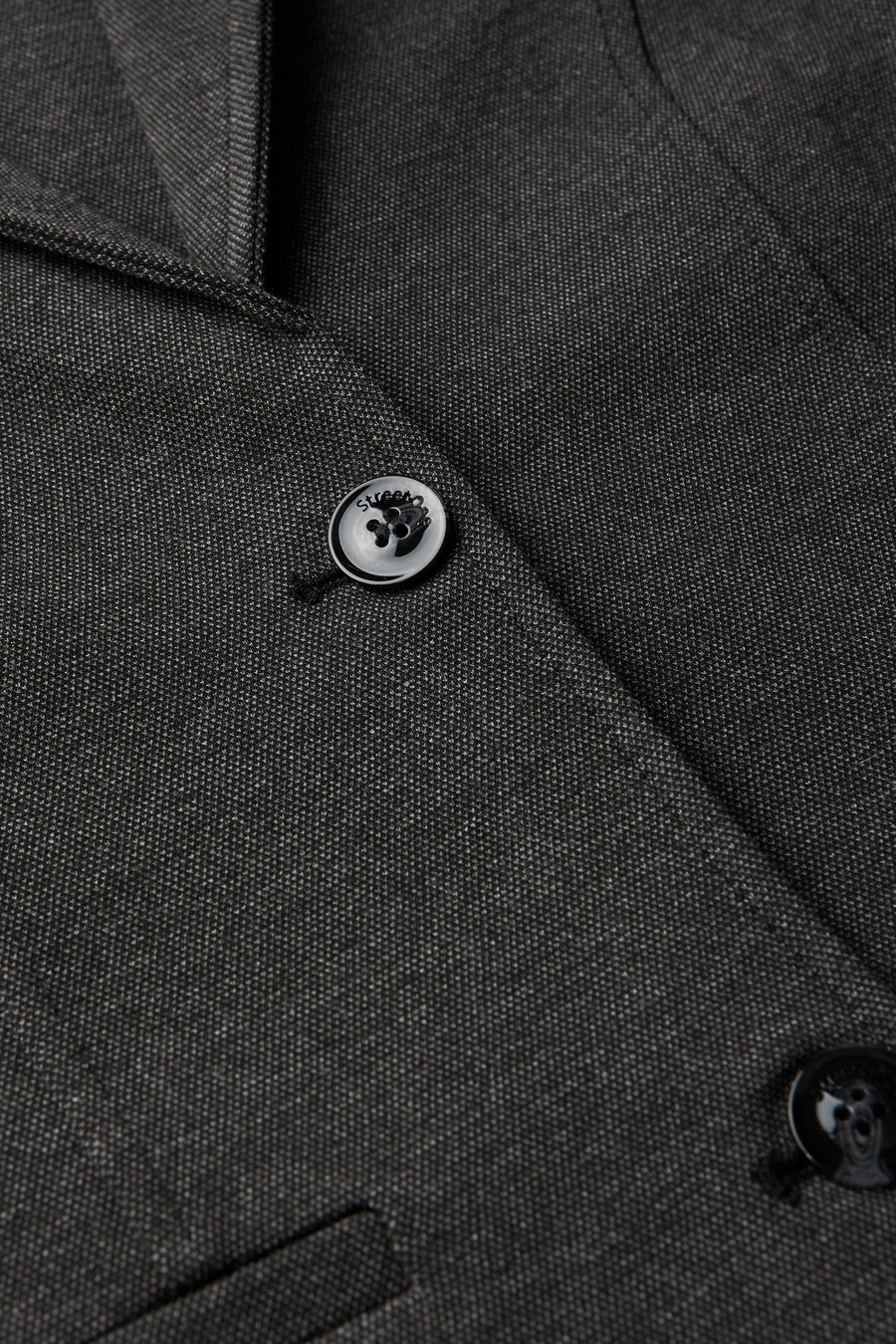 Zwarte blazer van Street One, met decoratieve knopen en subtiele textuur.