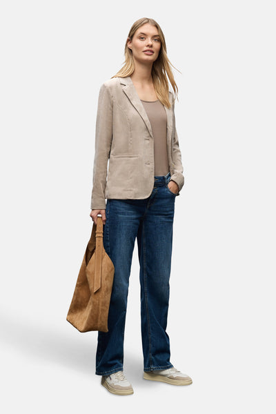 Beige blazer van STREET ONE gedragen met een wijde blauwe jeans en een bruine tas.