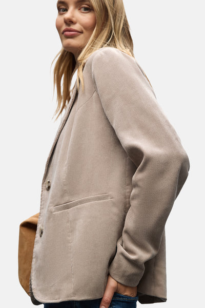 Beige ribfluwelen blazer van Street One, met knopen, gedragen met een blauwe jeans.