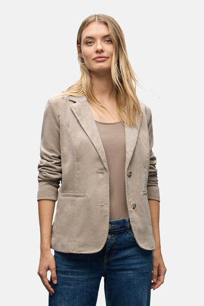 Beige ribfluwelen blazer, van STREET ONE, gedragen over een bruin topje en een blauwe jeans.