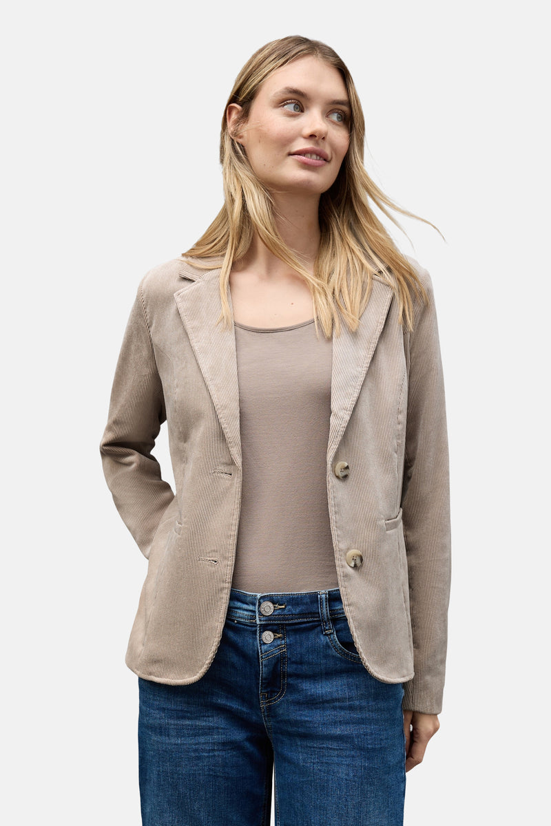 Beige corduroy blazer van Street One, gedragen over een effen T-shirt en een blauwe jeans.