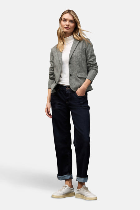 Blazer gris chiné de Street One, porté sur un col roulé blanc et un jean indigo à revers.