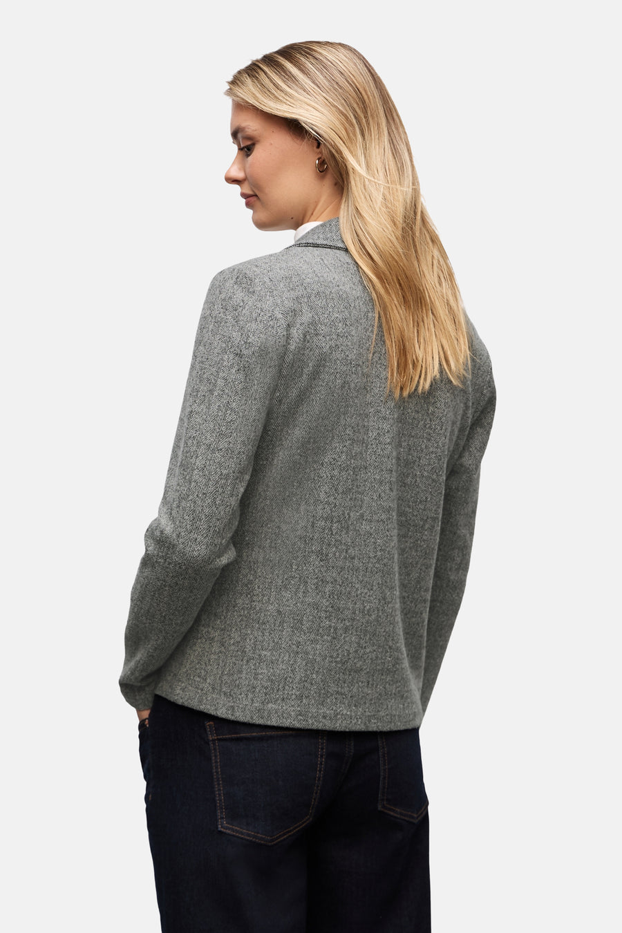 Blazer gris chiné de Street One, porté avec un jean foncé, visible de dos.