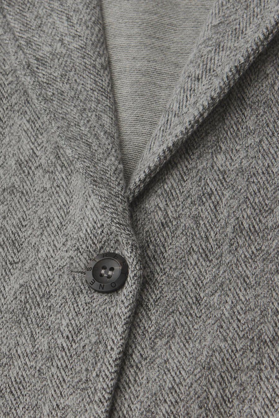 Blazer gris chiné Street One, avec un bouton et une texture à chevrons.
