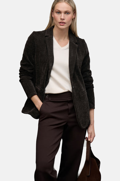 Bruine blazer van Street One gedragen met een witte trui en een bruine broek.