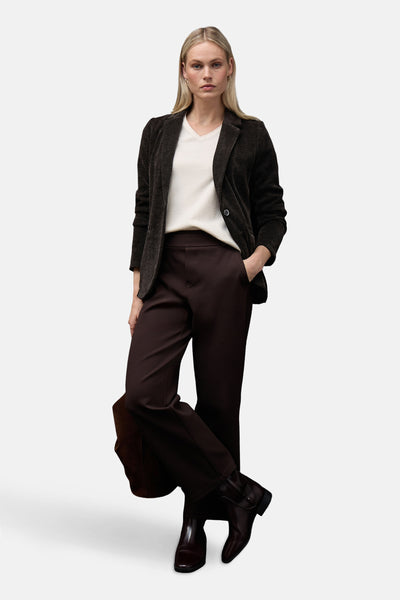Blazer marron de Street One porté avec un pull blanc et un pantalon marron.