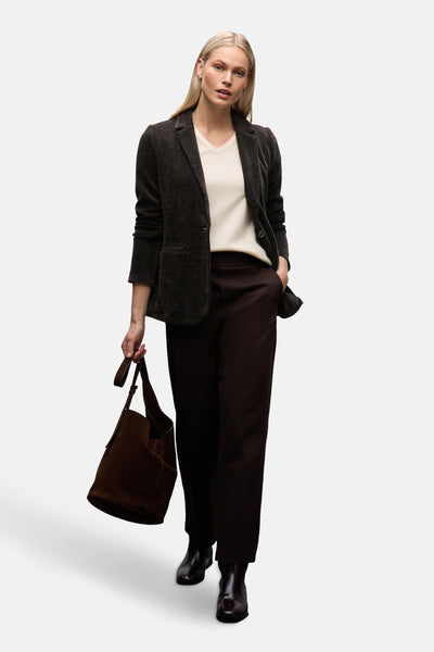 Gevlekt bruin blazer van STREET ONE gedragen met een bruine broek en een suède handtas.