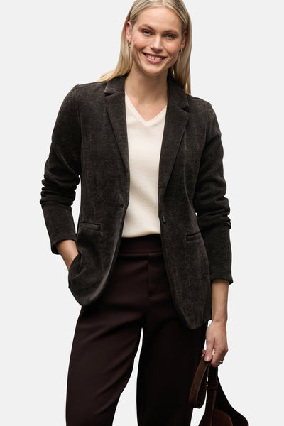 Bruine blazer van Street One, gedragen over een crèmekleurige trui en een bruine broek.