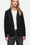Blazer noir de Street One, à motif texturé porté sur un t-shirt blanc et un jean délavé.