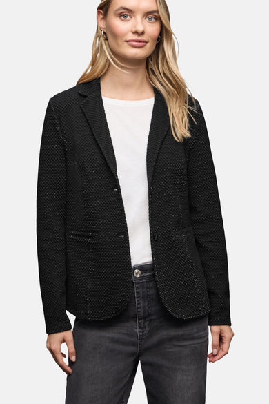 Blazer noir de Street One, à motif texturé porté sur un t-shirt blanc et un jean délavé.