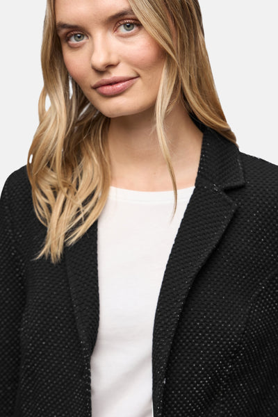 Blazer noir par Street One, à motif texturé discret, porté sur un t-shirt blanc uni.
