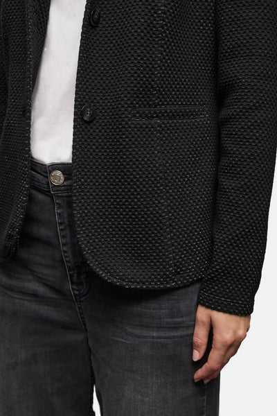 Blazer noir de STREET ONE avec un motif texturé subtil porté avec un jean gris délavé.
