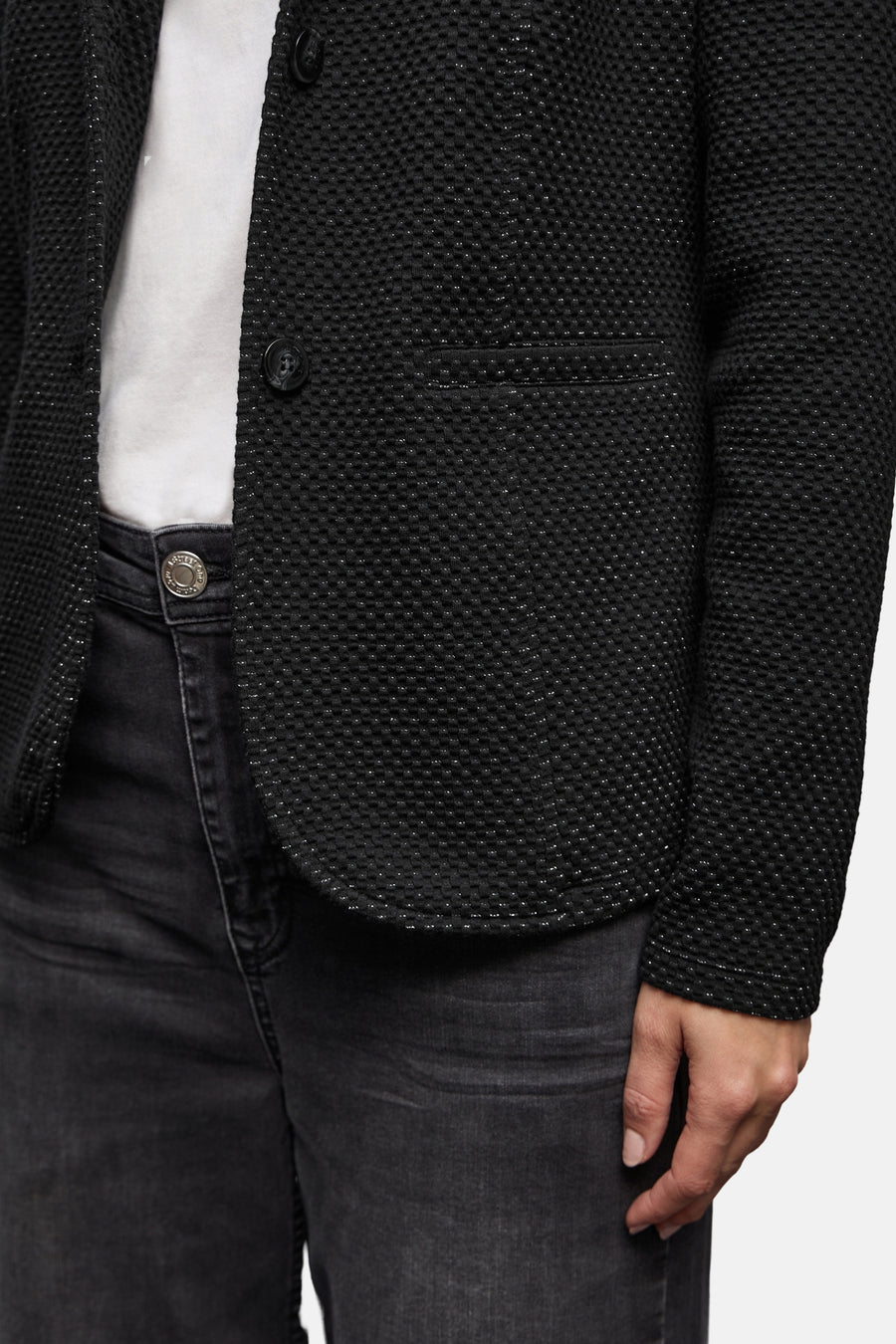 Blazer noir de STREET ONE avec un motif texturé subtil porté avec un jean gris délavé.
