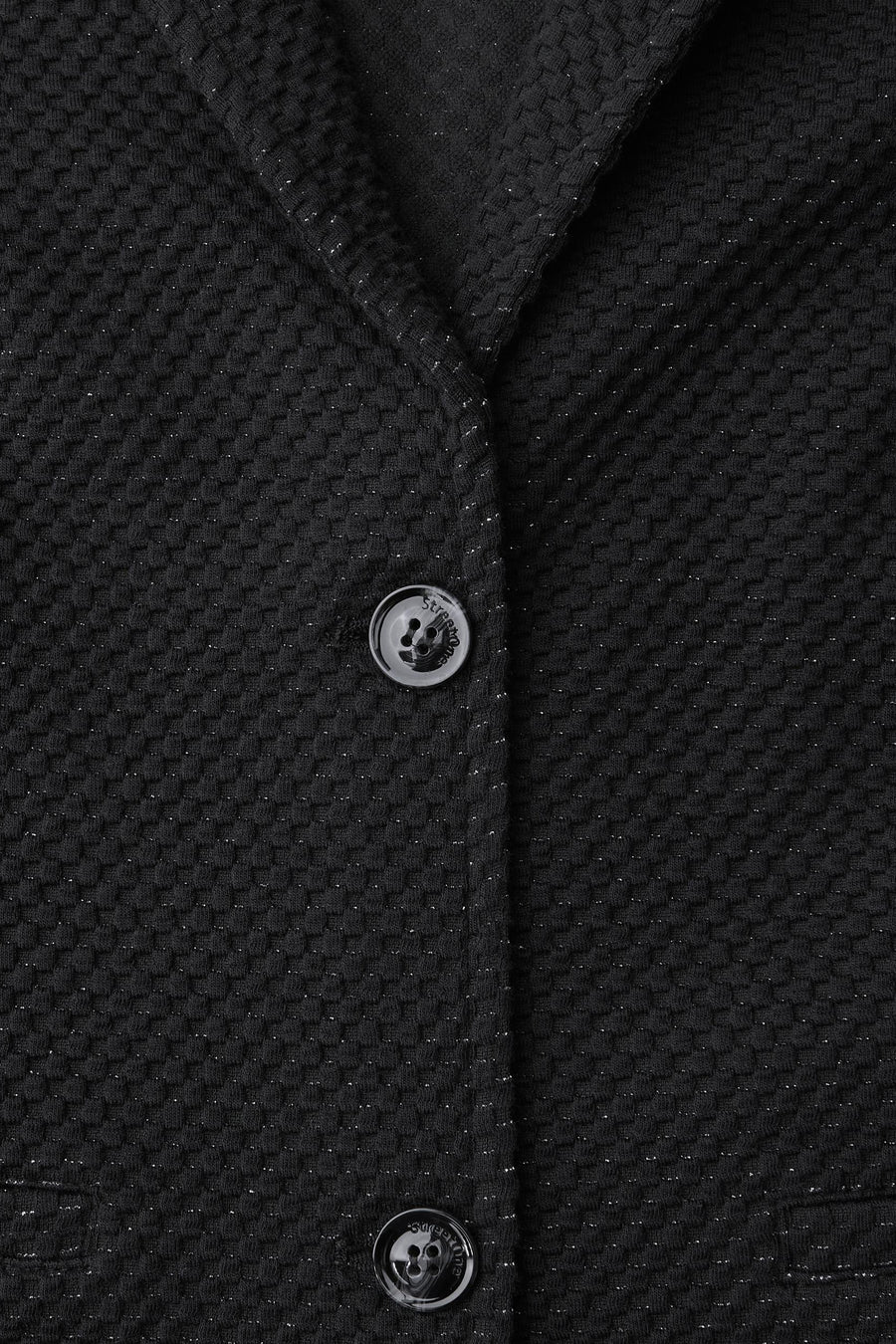 Blazer noir par Street One avec une texture nid d'abeille subtilement scintillante et des boutons griffés.