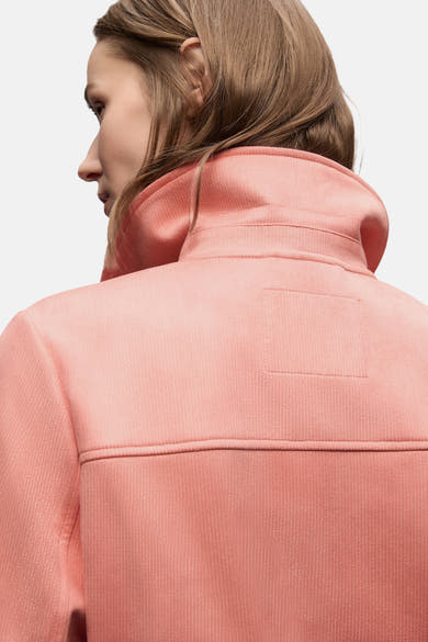 Veste courte corail de STREET ONE avec col montant et texture côtelée.