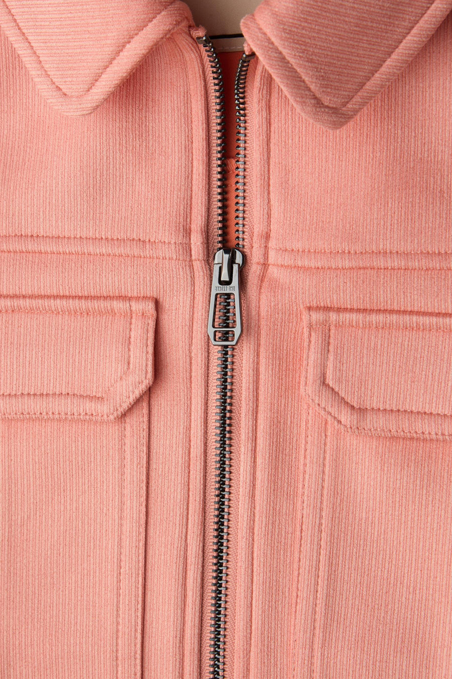 Veste courte corail par STREET ONE avec fermeture éclair en métal et poches plaquées.