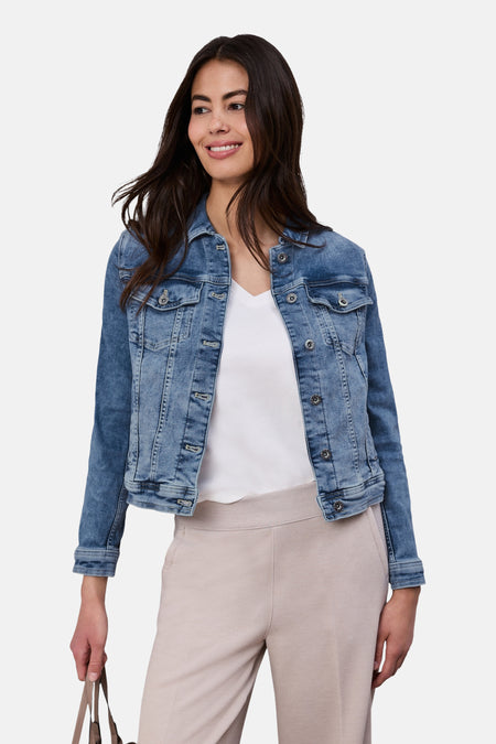Lichtblauwe spijkerjas van Street One, gedragen over een wit T-shirt en een wijde beige broek.