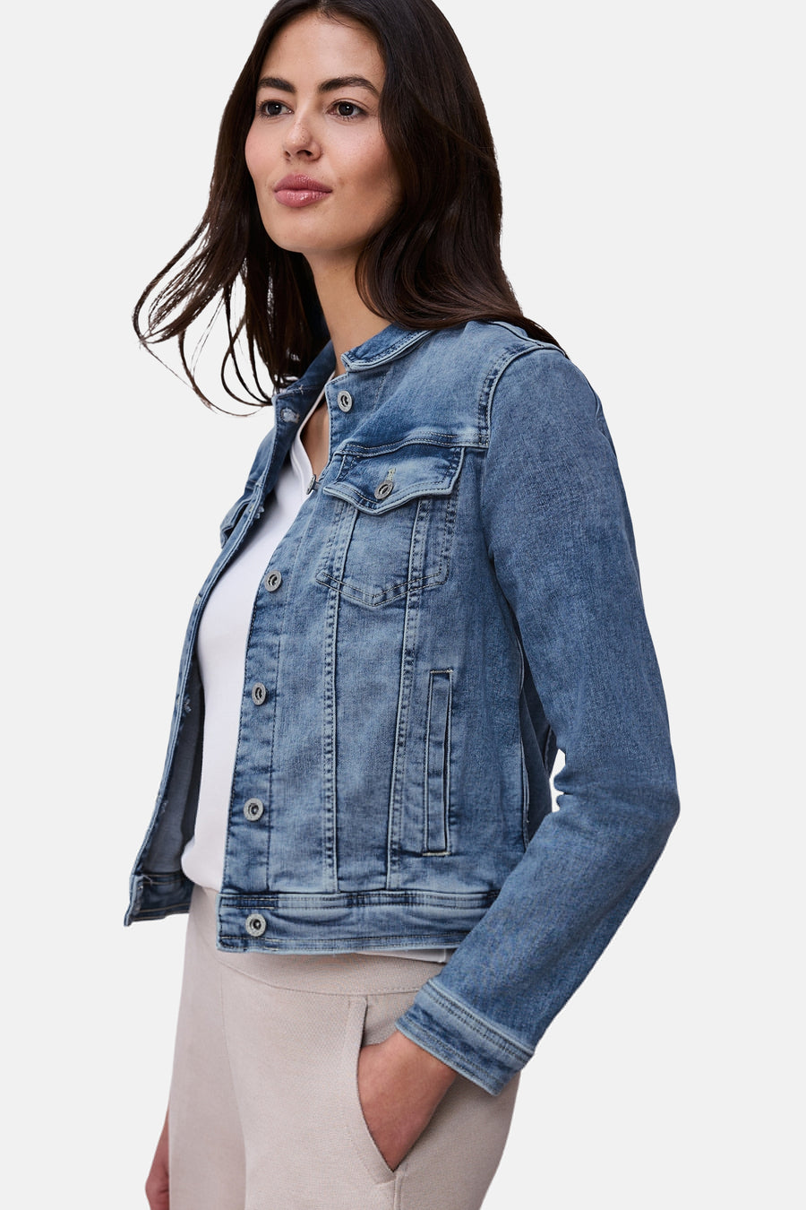 Denim spijkerjas in mid blue, van STREET ONE, met metalen knopen en borstzakken.