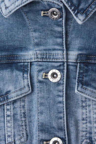 Lichtblauwe spijkerjas van STREET ONE met zilverkleurige knopen en zichtbare stiksels.