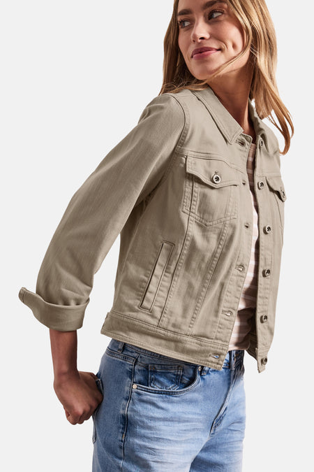 Veste en jean beige de STREET ONE, avec boutons argentés, poches poitrine et manches retroussées, portée sur un t-shirt rayé et un jean bleu.