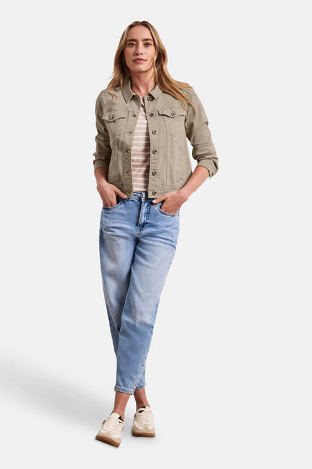 Veste en jean beige de STREET ONE, coupe classique avec poches poitrine, portée sur un t-shirt rayé et un jean.
