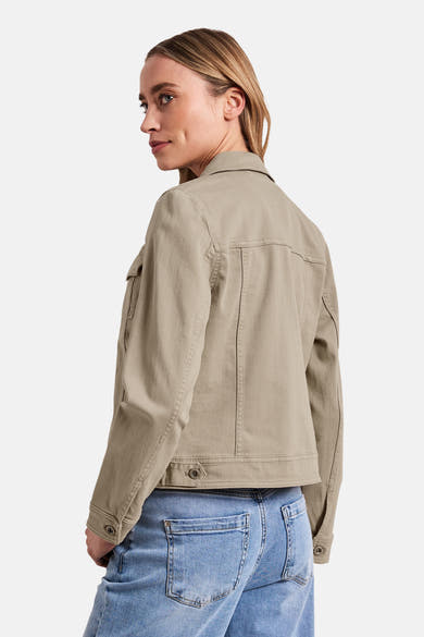 Beige spijkerjasje van STREET ONE, van achteren gedragen, met knoopzakken, zichtbare naden en een blauwe spijkerbroek.