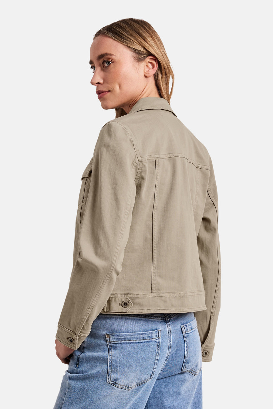 Beige spijkerjasje van STREET ONE, van achteren gedragen, met knoopzakken, zichtbare naden en een blauwe spijkerbroek.