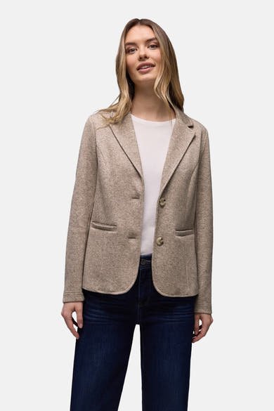Bruine blazer van Street One met twee knopen, gedragen met een donkere broek en beige schoenen.