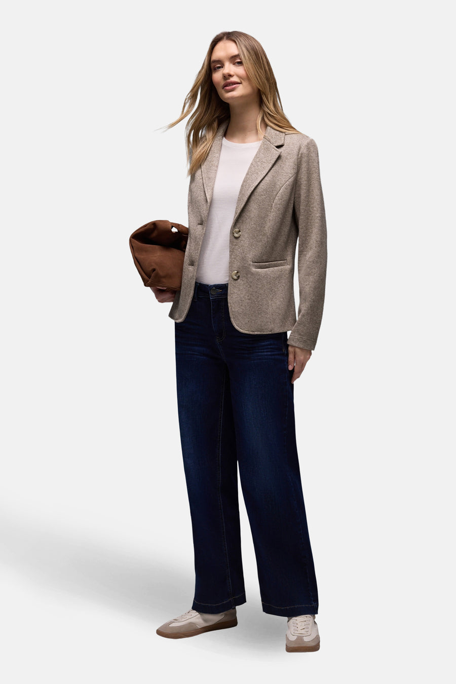 Blazer brun de Street One avec deux boutons, porté avec un pantalon foncé et des chaussures beige.
