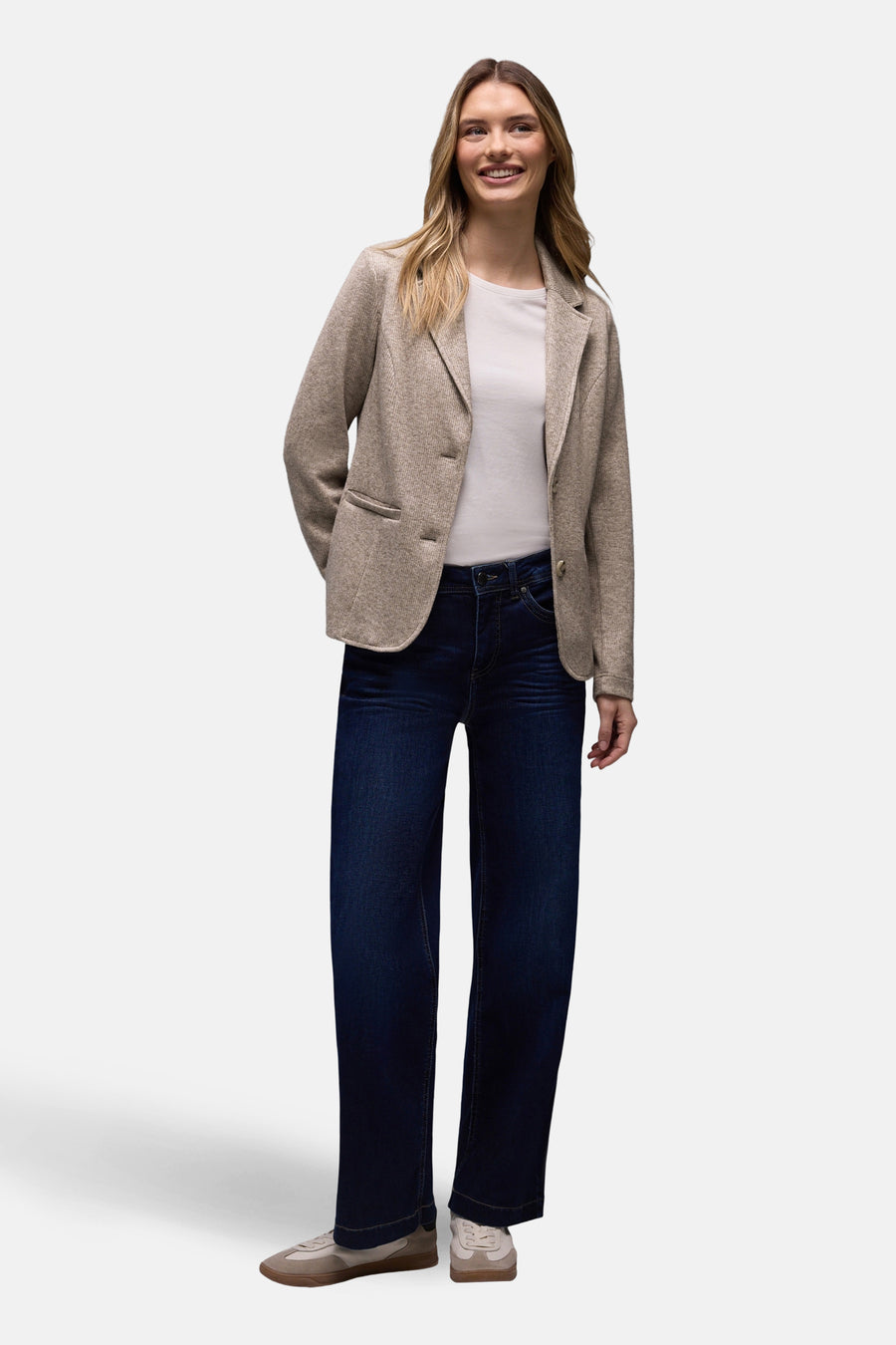 Bruine blazer van STREET ONE, met knoopsluiting, gedragen met een wit T-shirt en een donkerblauwe jeans.