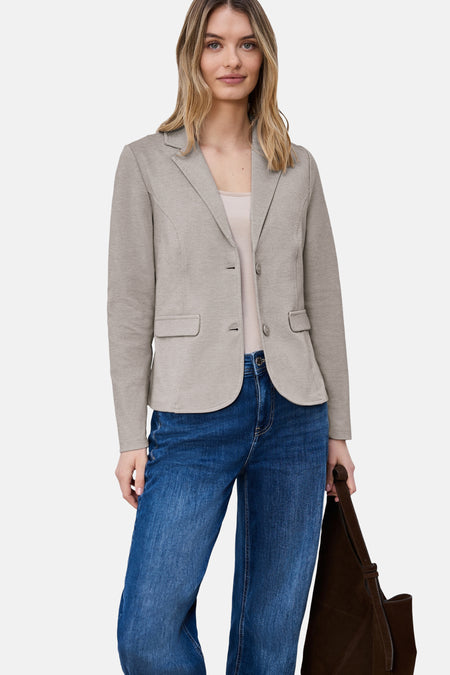 Beige blazer van STREET ONE, gedragen met een licht hemdje, wijde jeans en bruine schoenen.
