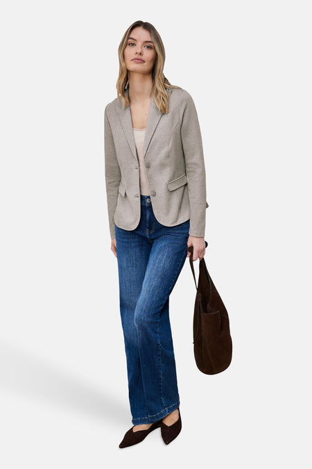 Blazer beige de STREET ONE, porté avec un débardeur clair, un jean évasé et des chaussures marron.
