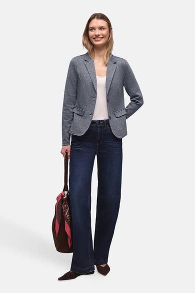 Blauwe blazer van Street One, gedragen over een witte tanktop en een donkerblauwe jeans.