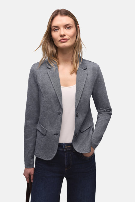 Blazer bleu par Street One, porté sur un débardeur blanc et un jean bleu foncé.