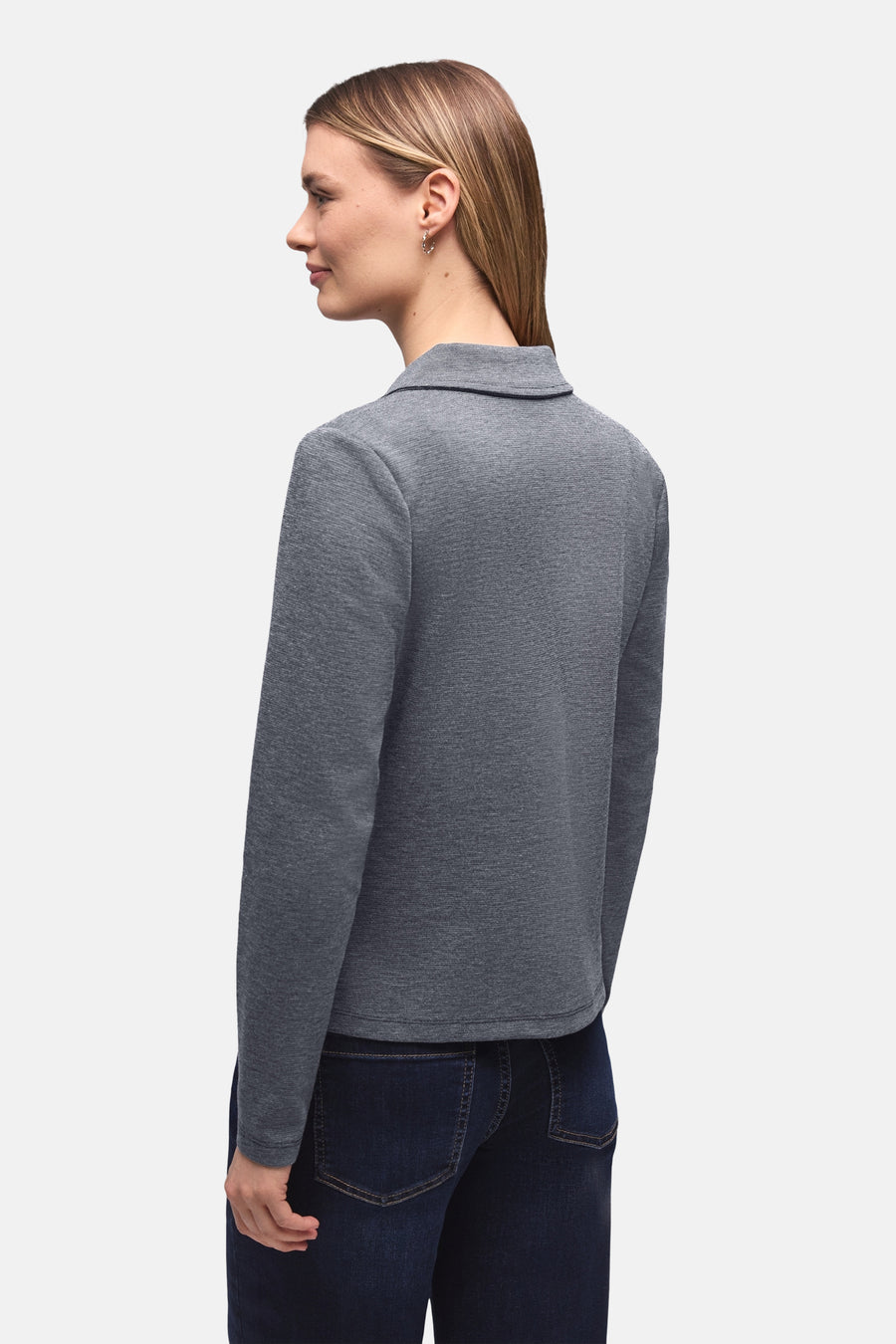 Marineblauwe blazer STREET ONE, klassieke pasvorm, gedragen met een donkerblauwe jeans.