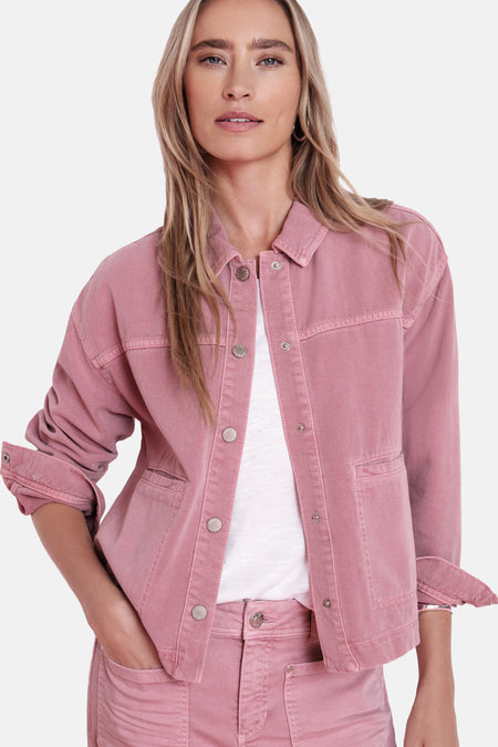 Roze gilet van STREET ONE, gedragen met een wit T-shirt en een roze broek met hoge taille.