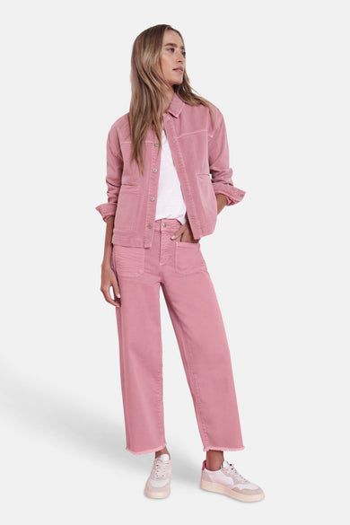 Gilet rose de STREET ONE, porté avec un t-shirt blanc et un pantalon taille haute rose.