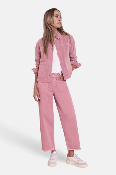 Gilet rose de STREET ONE, porté avec un t-shirt blanc et un pantalon taille haute rose.